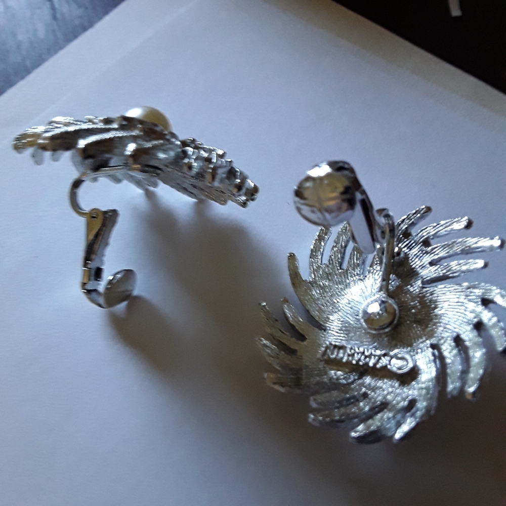 Sarah Coventry Vintage Sunburst Silvertone/Faux Pearl Clip Earrings - Picture 4 of 4